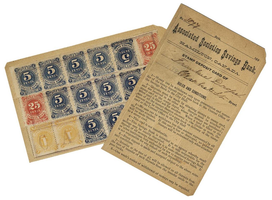 Carte d’épargne avec une grille de timbres colorés d’un côté et des renseignements détaillés de l’autre.