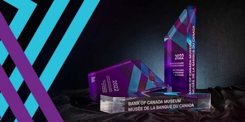 Un objet triangulaire en matériau semi-translucide