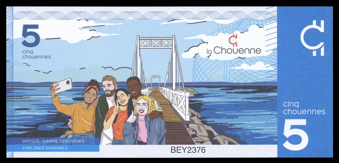 Un billet de 5 Chouennes, le dessin d’un groupe diversifié de personnes prenant des égoportraits sur un pont au-dessus de l’eau par une journée ensoleillée.