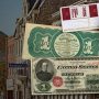 Collage d’images : un parcomètre, des anciens billets de banque et l’une des premières cartes bancaires.