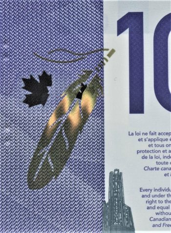 Billet de banque rogné comportant une microimpression violette en arrière-plan d’une plume imprimée sur une pellicule métallique.