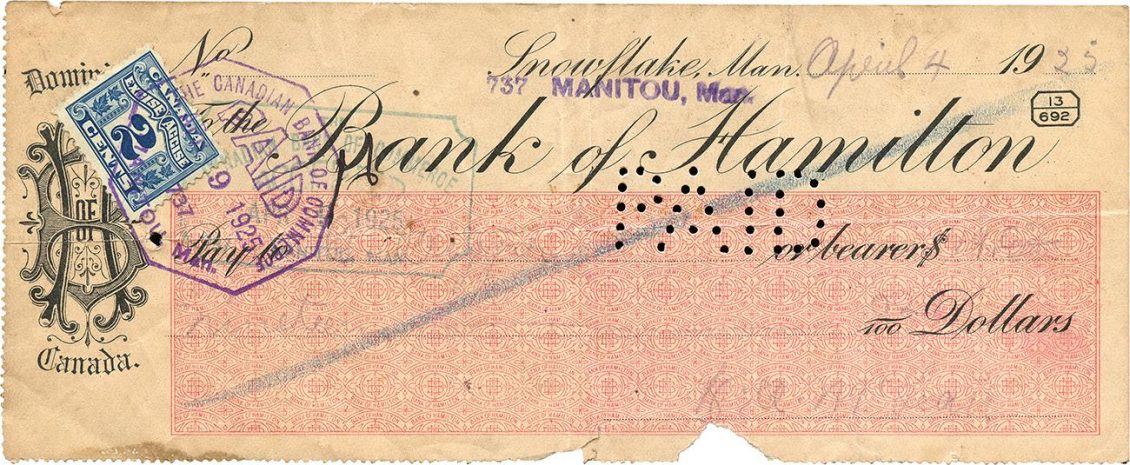 Petit document ancien avec des caractères d'imprimerie, le monogramme et le sceau de la banque, un timbre-taxe bleu et des perforations formant le mot « PAID ». 