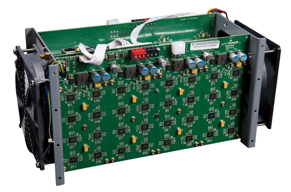 Un circuit imprimé d’un ordinateur avec des dizaines de circuits et un ventilateur.