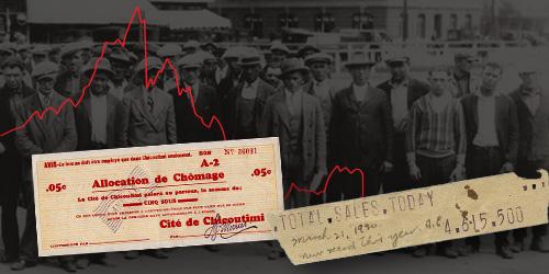 Coupon d’allocation et morceau de ruban de téléscripteur montrant les cours boursiers devant une photo en noir et blanc de chômeurs se rassemblant pour manifester dans les années 1930.