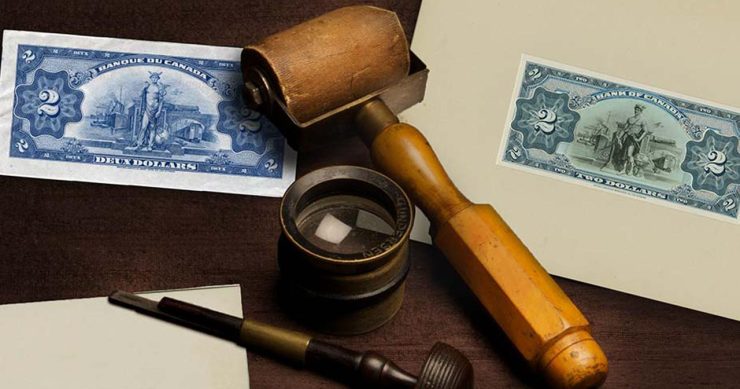 Photo de nature morte, outils de gravure, billet de banque et prototype de billet sur un bureau.