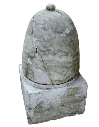 Tirelire Cloche ronde en marbre avec une poignée ronde et une fente sur le dessus, sur une lourde base carrée.