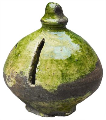 Pot en céramique verte, en forme de poire, avec une poignée ronde sur le dessus et une fente à l’avant. 
