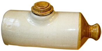 Bouteille d’eau en argile Bouteille en céramique, horizontale, avec un bouchon sur le dessus et une poignée à l’une des extrémités, ressemblant au groin du cochon.