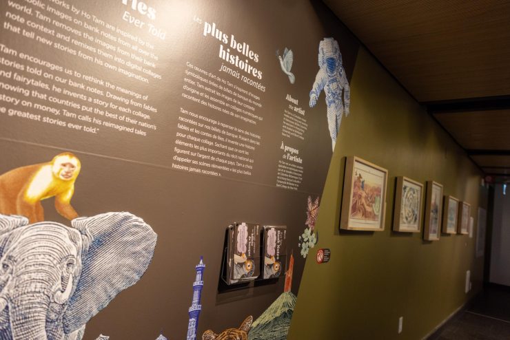 Photo couleur, salle du Musée, mur vert avec 5 collages colorés placés en rangée et, à droite, une vitrine de modèles de billets de banque.