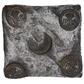 Pièce de monnaie carrée Plaque de cuivre, de forme à peu près carrée, présentant cinq marques circulaires, soit une dans chacun des angles avec un monogramme couronné et une dernière en son centre avec l’inscription de la valeur.