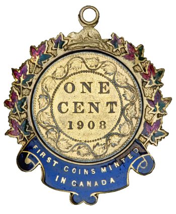 Pièce de monnaie, couleur or, placée dans un médaillon d’or couronné de feuilles d’érable ornées d’un émail vert et rouge. 