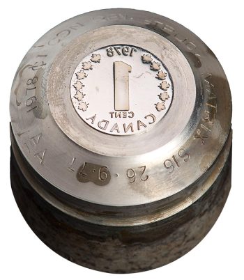 Cylindre en acier, coin à frapper les pièces, montrant la gravure inversée d’une pièce d’un cent. 