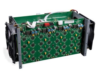 Ordinateur, cartes de circuits imprimés vertes entourées de deux ventilateurs. 