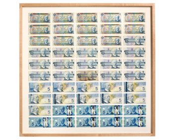 Œuvre d’art dans un cadre en bois clair, composée de 50 billets de 5 $ canadiens dans une grille. 