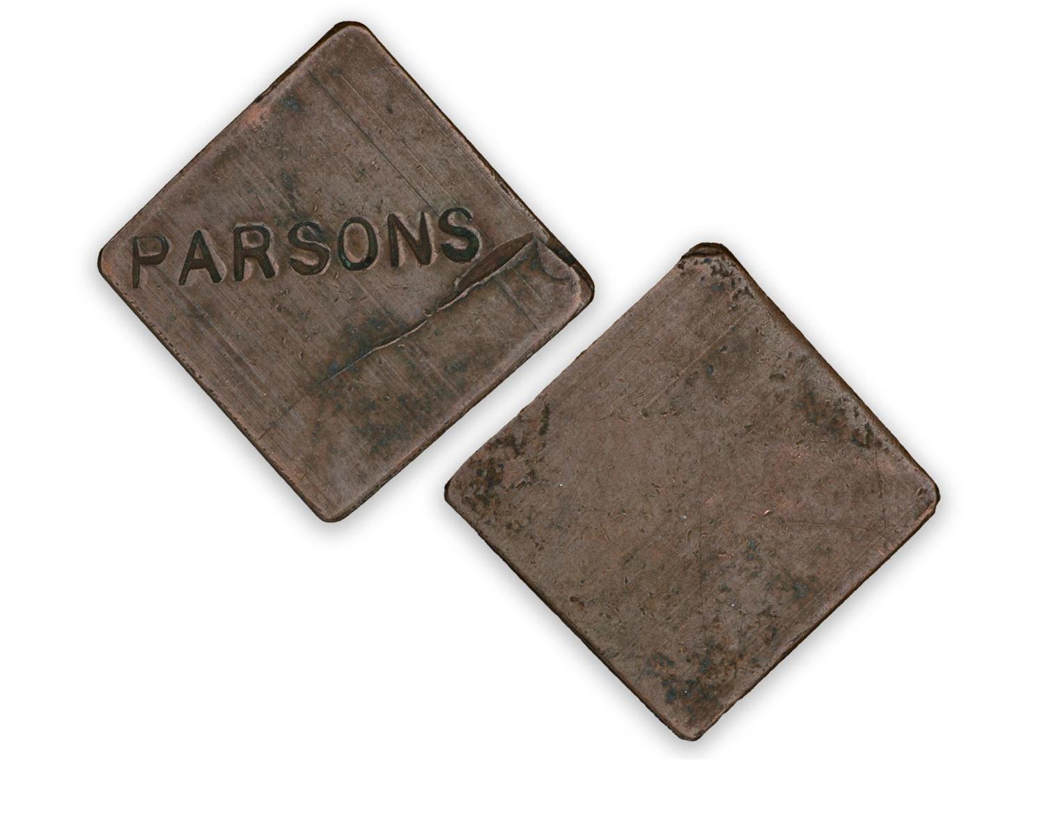 Jeton en cuivre en forme de losange, recto et verso, le nom Parsons sur un côté, l’autre vide.
