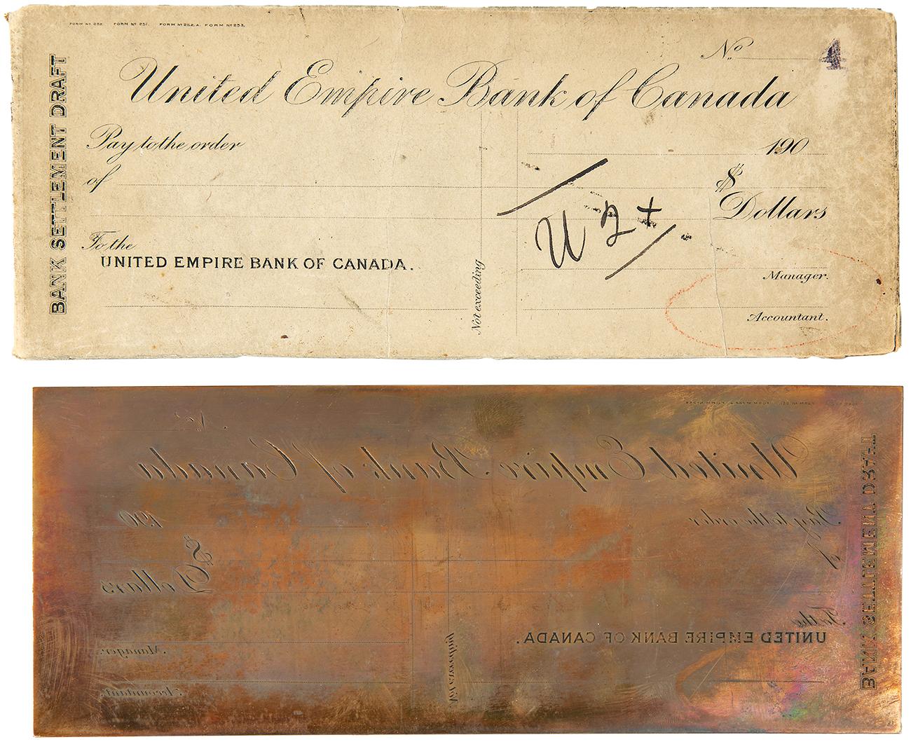 Document jauni placé au-dessus de sa propre plaque d’impression en cuivre.