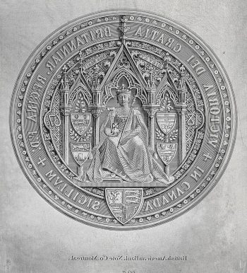 Plaque d’impression au motif très élaboré représentant une reine sur son trône, dans une structure rappelant une église. 