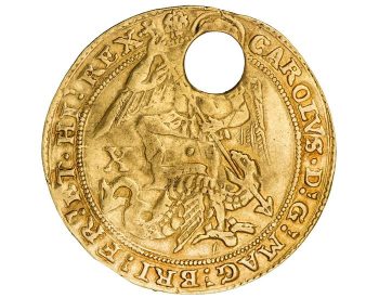 Pièce d’or rudimentaire avec un guerrier ailé, l’archange Michel (saint Michel), qui transperce un serpent d’une lance.  