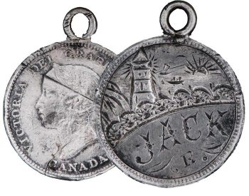 Pièce de monnaie avec un œillet, surface d’origine effacée, gravure montrant l’océan, un phare et le nom « Jack ». 
