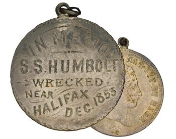 Pièce d’argent avec un œillet, surface polie d’un côté et gravée de texte décoratif. 