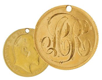 Deux côtés d’une pièce d’or percée; d’un côté, la surface a été polie et on y a gravé les initiales AR; de l’autre, le profil d’un homme chauve barbu, le roi Édouard VII. 