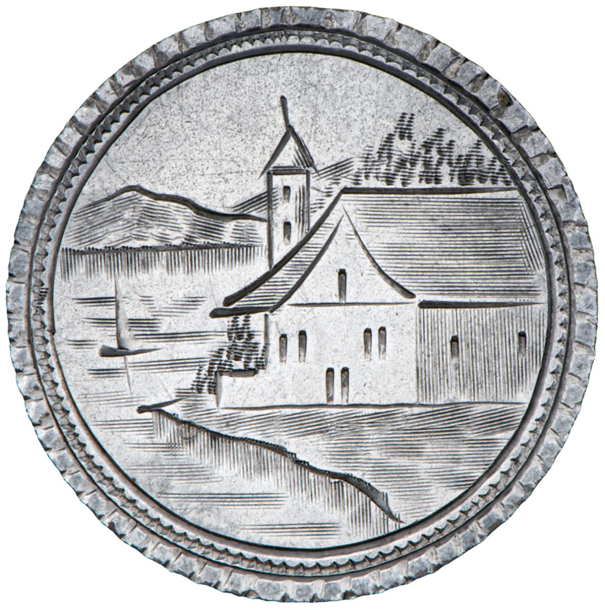 Pièce d’argent polie sur laquelle sont gravés des bâtiments sur une rive, des voiliers et des montagnes en arrière-plan.