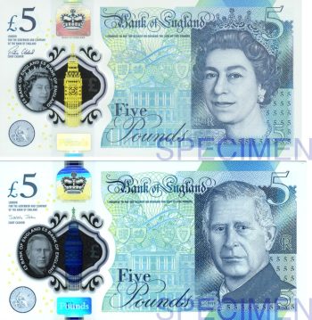 Paire de billets de 5 livres Deux billets de banque bleus, d’apparence similaire, sur celui du haut figure le portrait d’une femme portant une couronne, et sur celui du bas, le portrait d’un homme.
