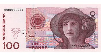 Spécimen de billet de 100 couronnes Billet de banque rouge et rose orné du portrait d’une femme aux cheveux longs, coiffée d’un chapeau à larges bords et tournée vers l’avant.