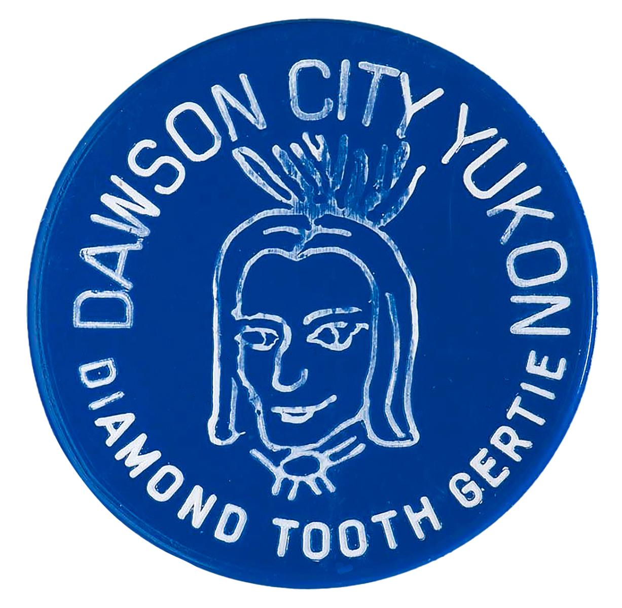 Jeton de jeu Jeton rond en plastique bleu affichant la tête d’une femme portant une coiffe élaborée et l’inscription « Diamond Tooth Gerties ».