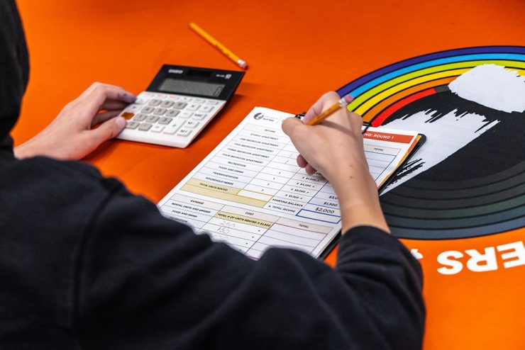Remplir un formulaire Une jeune tient une planchette sur ses genoux pour remplir un formulaire.