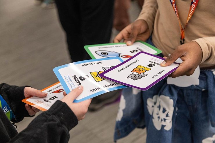 Échange de cartes de jeu Des mains d’enfant déposent des cartes de jeu colorées avec des dessins.