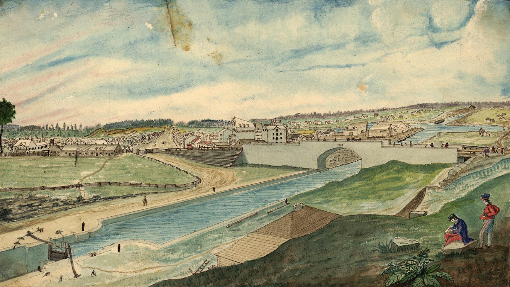 Basse-Ville de Bytown, vue depuis la Colline des Casernes, près de l’entrée de la huitième écluse et du pont des Sapeurs, par Thomas Burrowes Peinture en couleurs représentant un paysage villageois avec un pont au centre.