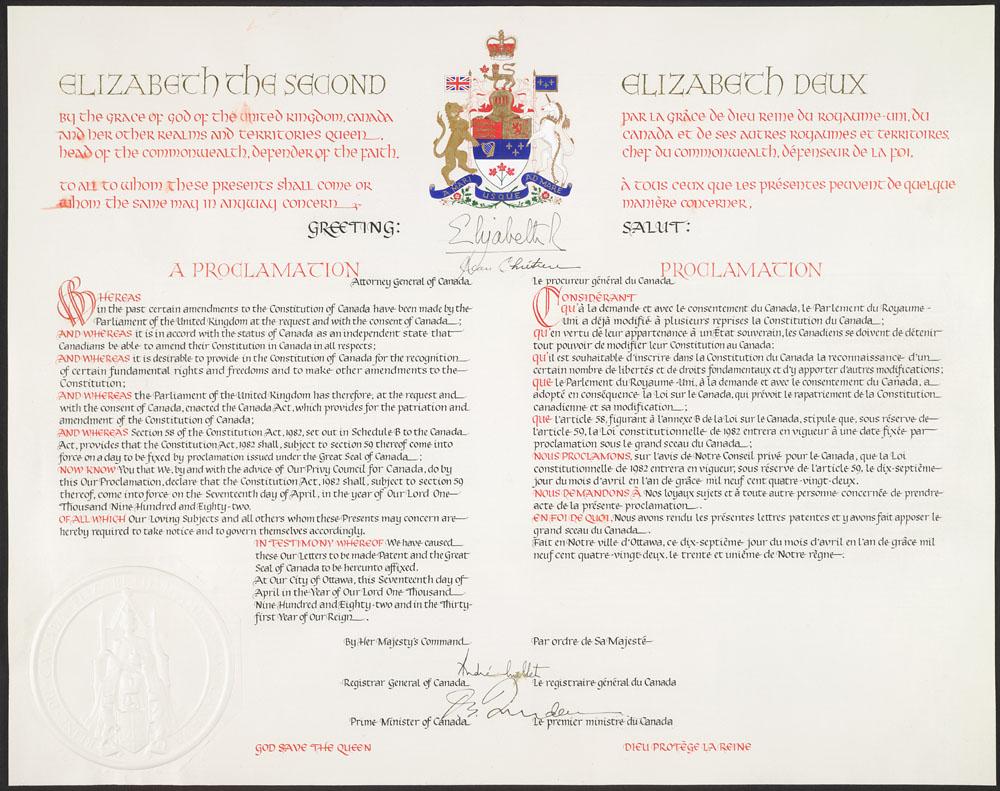 Proclamation de la Loi constitutionnelle de 1982 Proclamation officielle de la Loi constitutionnelle de 1982 signée par la reine Élisabeth II et le premier ministre Pierre Elliott Trudeau, conservée sur un parchemin solennel marqué d’une calligraphie décorative, de symboles héraldiques et de signatures.